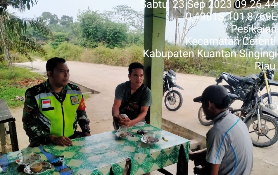 Babinsa Koramil 06/Cerenti Kodim 0302/Inhu Komsos Dengan Warga Desa Pesikaian Kecamatan Cerenti Kabupaten Kuansing