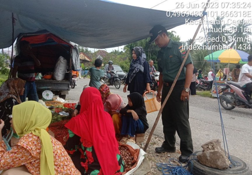 Babinsa Koramil 06/Cerenti Kodim 0302/Inhu Pantau Harga Sembako Di Pasar Cerenti Kecamatan Cerenti