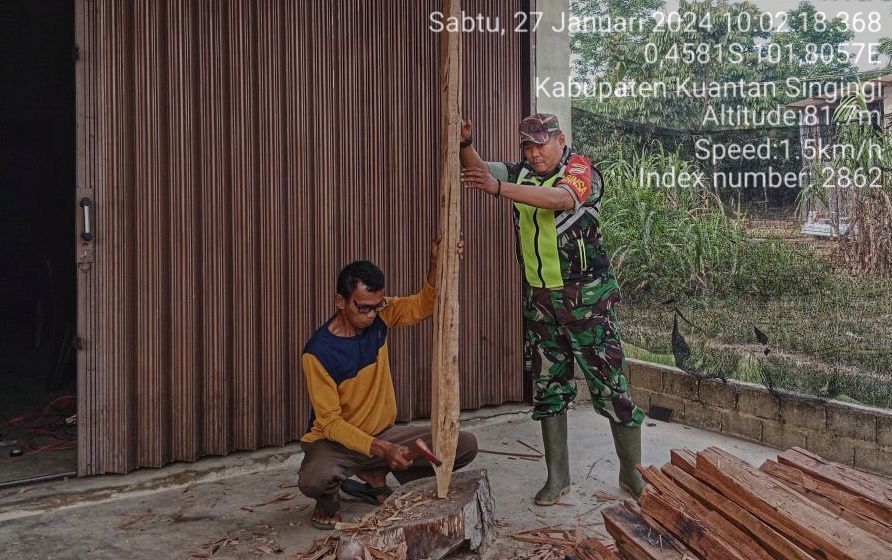 Anggota Babinsa Koramil 06/Cerenti  Kodim 0302/Inhu  Bergotong Royong Dengan Masyarakat