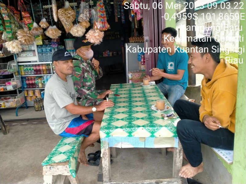 Kopda Muhammad Soleh Babinsa Koramil 06/Cerenti Kodim 0302/Inhu Komsos Dengan Warga Desa Binaan Memberikan Pengertian Tentang Pentingnya Menjaga Keamanan Lingkungan