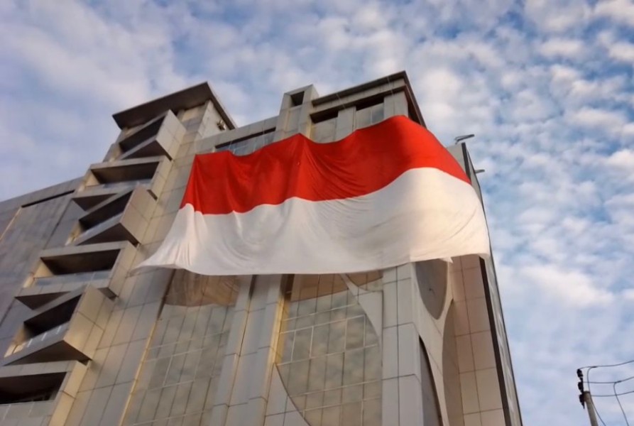 Poltekkes Kemenkes Riau Kibarkan Bendera Raksasa Sambut HUT ke-80 RI