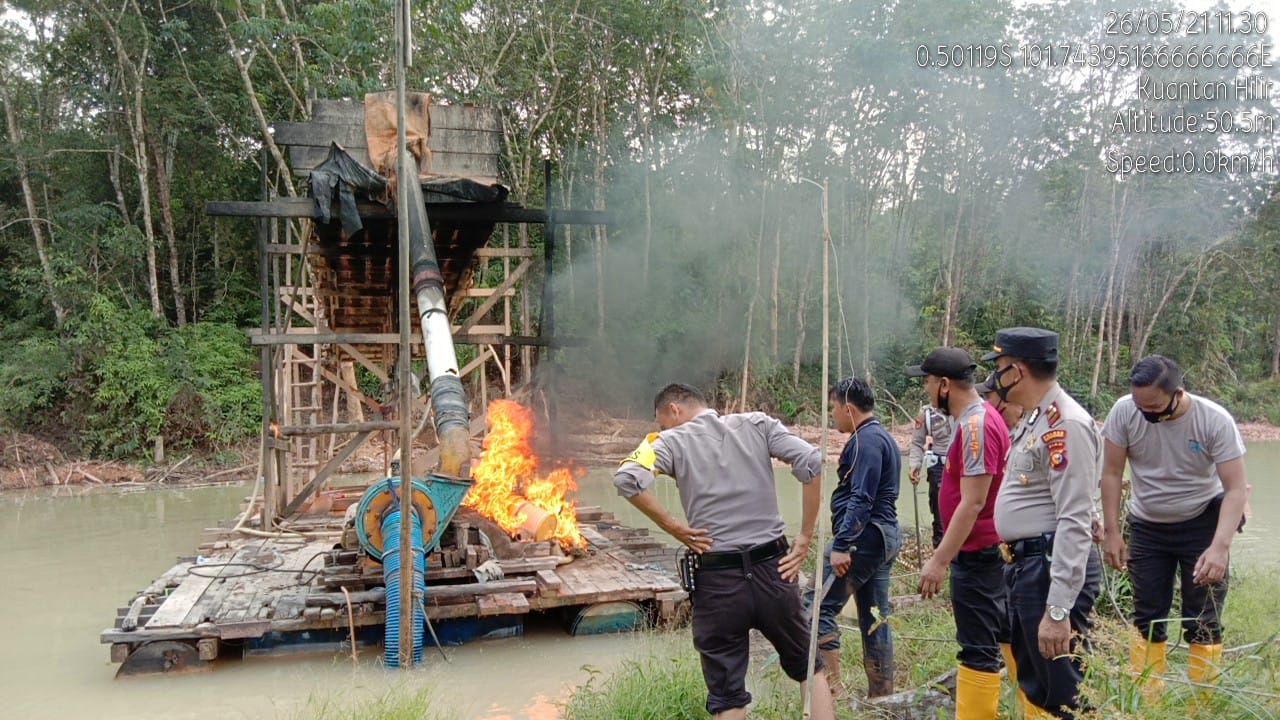 Kapolsek Cerenti AKP Wan  Mantazaka, SH Pimpin Operasi Penertiban PETI di Wilayahnya