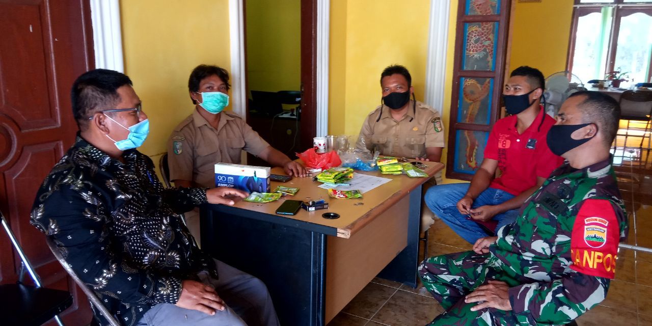 Edy Sastra Anggota Koramil 07 Kuantan Hilir Dim 0302 Inhu Komsos Dengan Kepala Desa Dan Perangkat Desa