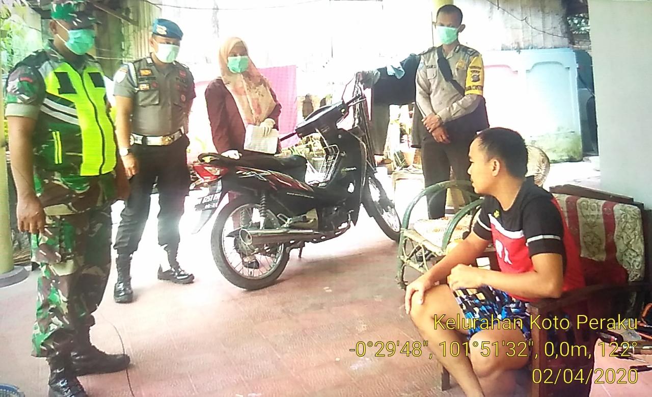 Menghadapi Ancaman  Covid-19 Babinsa Koramil 06/Cerenti Dim 0302/Inhu Serda Firman Pantau Dan Data Warga Yang ODP.