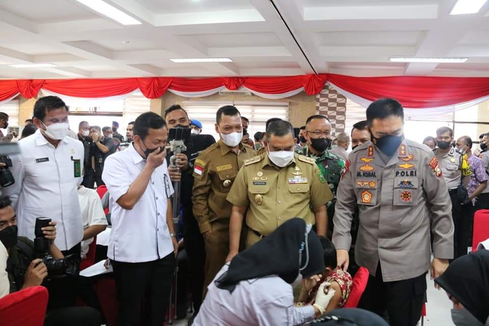 Pj Wako Dampingi Kapolda Riau Tinjau Vaksinasi Merdeka