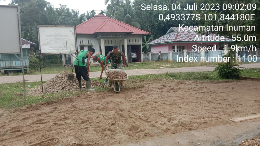 Di Desa Bedeng Sikuran Kecamatan Inuman Kampung Pancasila Kopda Junedi Babinsa Koramil 06/Cerenti Kodim 0302/Inhu Gotong Royong Di Desa Bedeng Sikuran