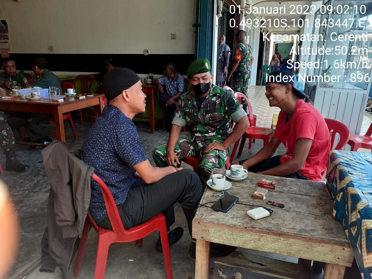 Babinsa Koramil 06 /Cerenti Kodim 0302/ Inhu Komsos Dengan Warga Desa Tanjung Medan Kecamatan Cerenti Kabupaten Kuantan Singingi 