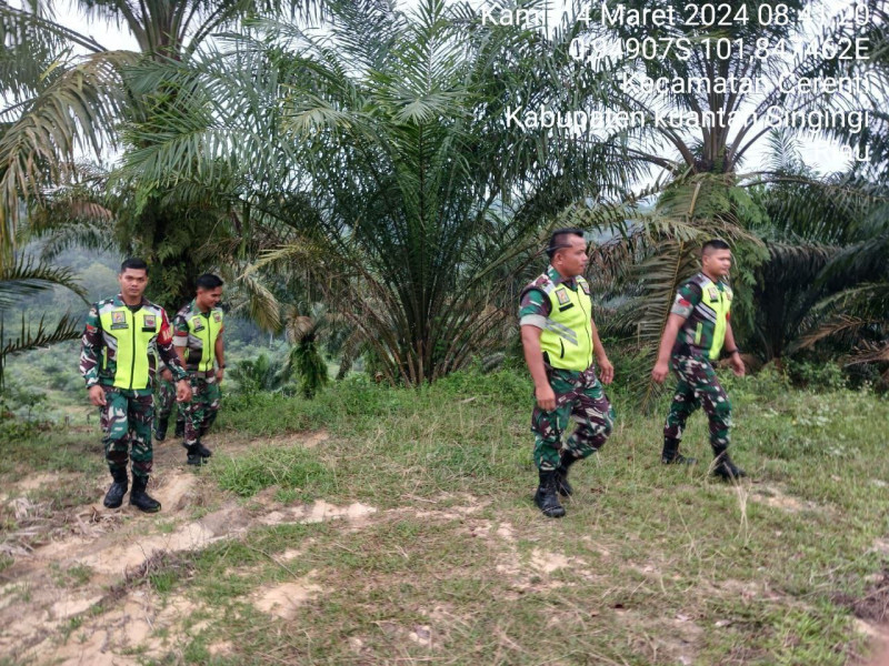 Di Teluk Pauh Personil Koramil 06/ Cerenti Kodim 0302/Inhu Melaksanakan Patroli Dan Sosialisasi Pencegahan Kebakaran Hutan Dan Lahan