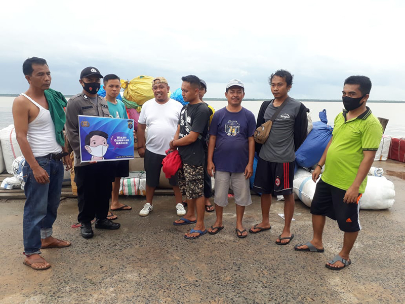 Personel Polsek Kuala Kampar Tak Henti Imbau Warga Gunakan Masker