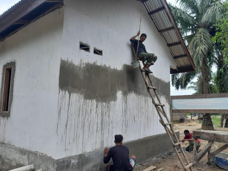 Satgas TMMD Ke-120 Kodim 0302/Inhu bahu membahu dalam pengecatan rumah Di Desa Redang Kecamatan Rengat Barat 