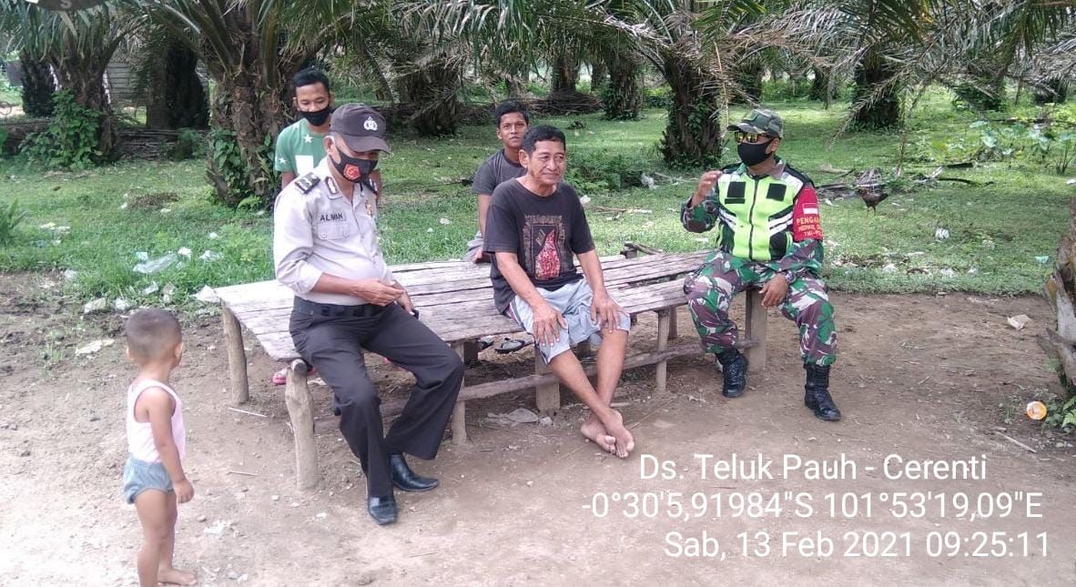 Babinsa Koramil 06/Cerenti Kodim/0302 Inhu Bersama Bhabinkamtibmas Laksanakan Komsos Dengan Warga