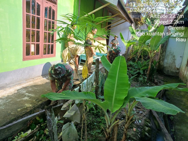 Kemanunggalan TNI Dengan Masyarakat Laksanakan Babinsa Koramil 06/Cerenti Kodim 0302/Inhu, Gotong Royong Membersihkan Mushola di Teluk Pauh Cerenti