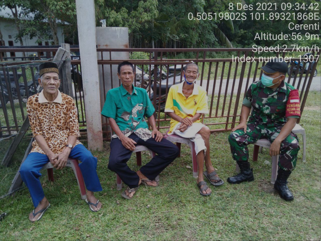 Babinsa Koramil 06/Cerenti Dim 0302/Inhu Komsos Dengan Warga Kelurahan Pulau Panjang Cerenti