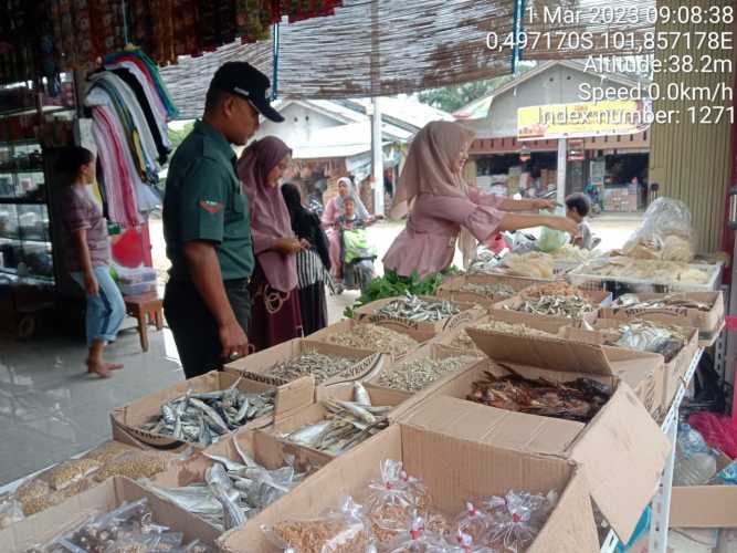 Babinsa Koramil 06/Cerenti Kodim 0302/Inhu Cek Harga Sembako Diwarung- Warung