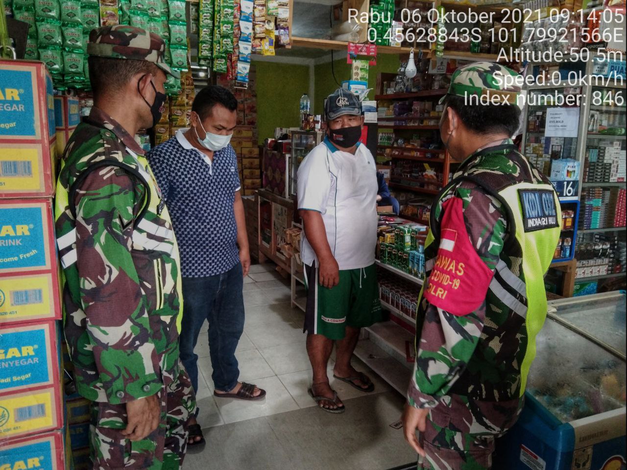 Babinsa Koramil 06/Cerenti Dim 0302/Inhu  Berikan Sosialisasi Serta Himbauan Kepada Warga Agar Patuhi Prokes Covid-19 di Kampung Baru Koto