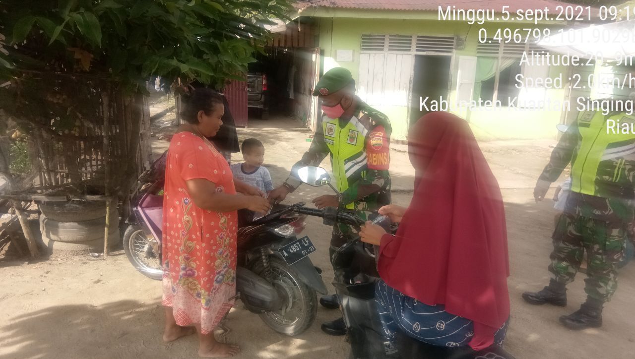Babinsa Koramil 06/ Cerenti Kodim 0302/ Inhu Selalu Aktif Himbau Warga Akan Pentingnya Penegakkan Protokol Kesehatan di Desa Pesikaian Kecamatan Cerenti