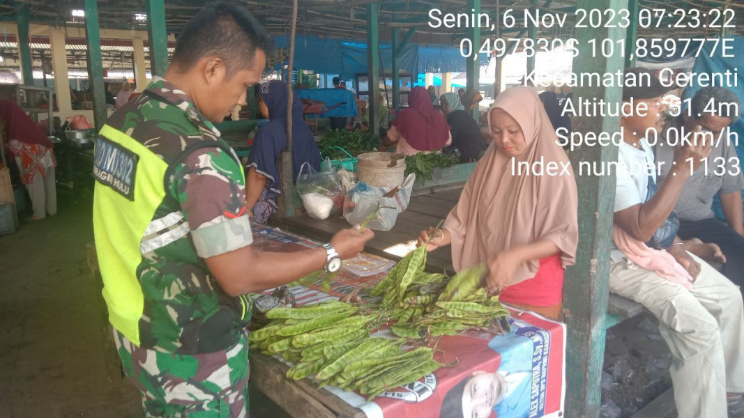 Babinsa Koramil 06/Cerenti Kodim 0302/Inhu Kopda Junedi Pantau Harga Sembako Di Pasar Kecamatan Cerenti Kabupaten Kuansing Riau
