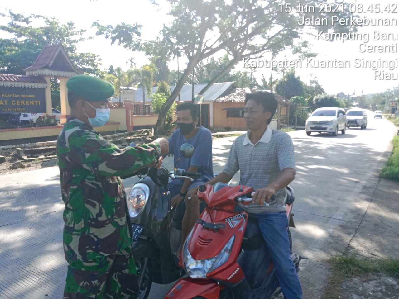 Babinsa 06/Cerenti Dim 0302/Inhu Bagikan Masker Untuk Putus Penularan Covid-19