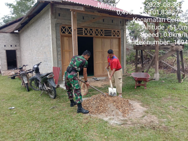 Serda SP Nasution Babinsa Koramil 06/Cerenti Kodim 0302/Inhu Gotong Royong di Desa Tanjung Medan Kampung Pancasila
