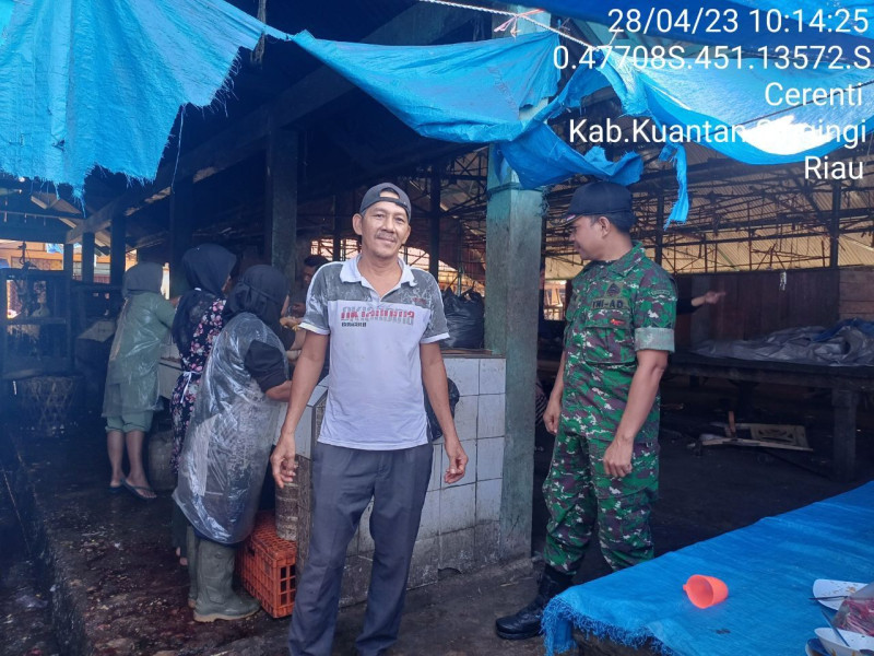 Babinsa Koramil 06/Cerenti Kodim 0302/Inhu Sertu Edison Pantau Perkembangan Harga Kebutuhan Pokok Di Pasar Tradisional Cerenti