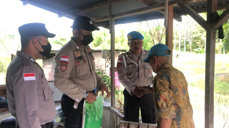Personel Polsek Rupat Utara Bagikan Beras kepada Warga Desa Tanjung Medang