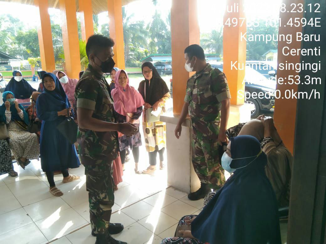 Babinsa Koramil 06/Cerenti Kodim 0302/Inhu, Terus Berikan Edukasi Untuk Tegakkan Prokes di Halaman Kantor Camat Cerenti