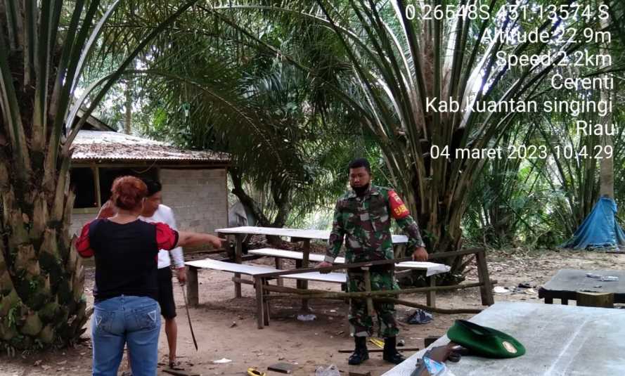 Anggota Koramil 06/Cerenti Kodim 0302/Inhu Babinsa Gotong Royong Dengan Masyarakat Membangun Warung Kecil Milik Warga di Desa Pulau Jambu 