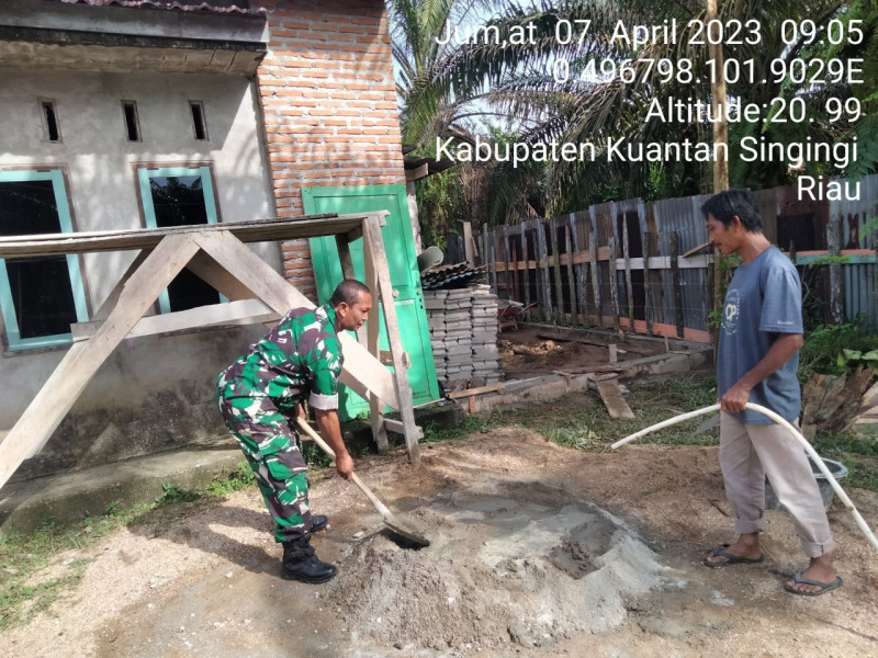Jalin Keakraban Babinsa Koramil 06/Cerenti Kodim 0302/Inhu Membantu Warga Desa Rehap Rumah di Desa Ketaping Jaya Kecamatan Inuman