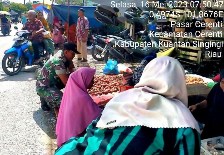 Anggota Babinsa Koramil 06/Cerenti Kodim 0302/Inhu Pantau Perkembangan Harga Kebutuhan Pokok
