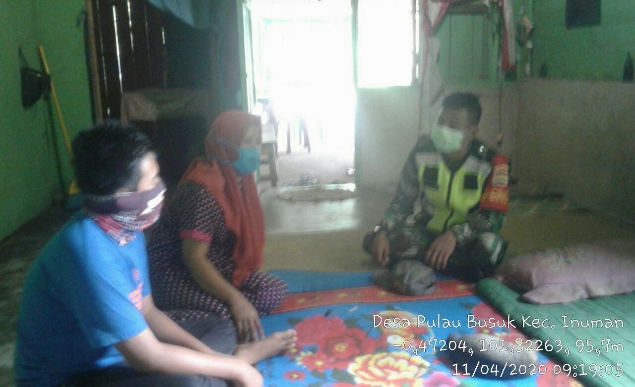 Untuk Mengantisipasi Penyebaran COVID-19, Babinsa Koramil 06/Cerenti Dim 0302/Inhu Komsos Dari Door to Door.