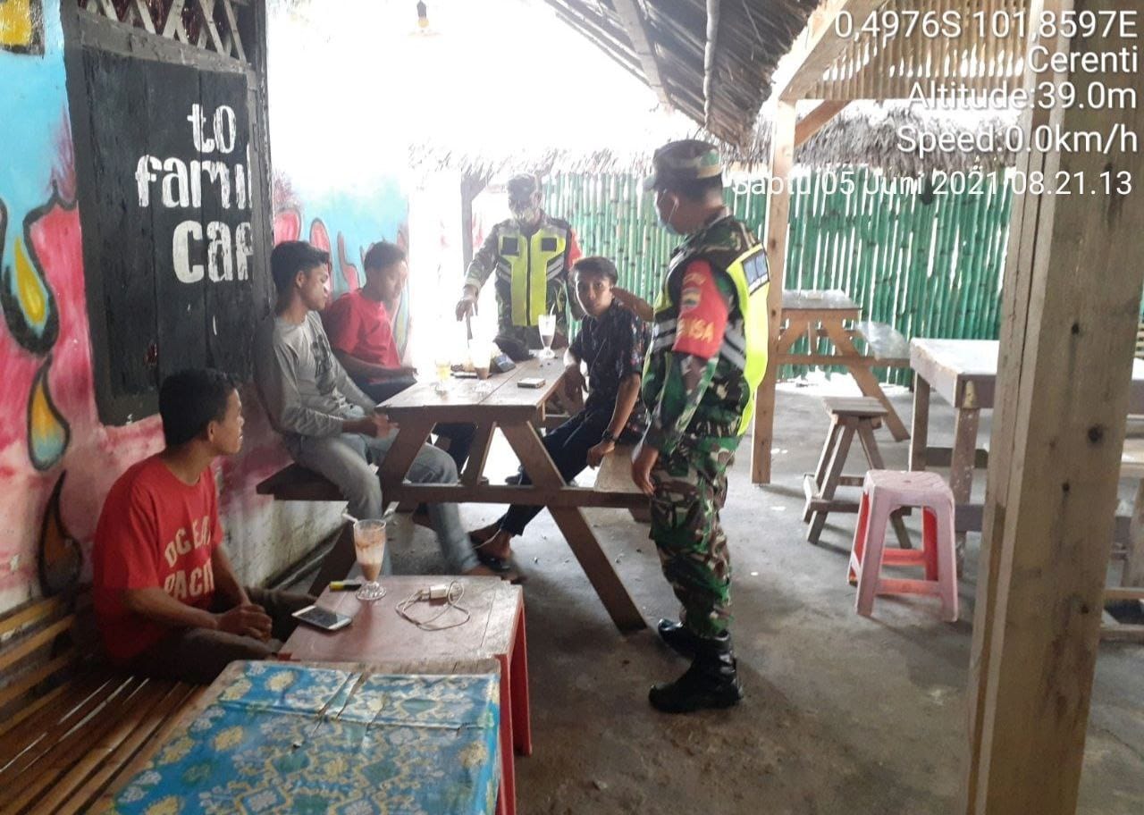 Babinsa Koramil 06/Cerenti, Kodim 0302/Inhu Himbau Warga Masyarakat Akan Pentingnya Penegakkan Protokol Kesehatan