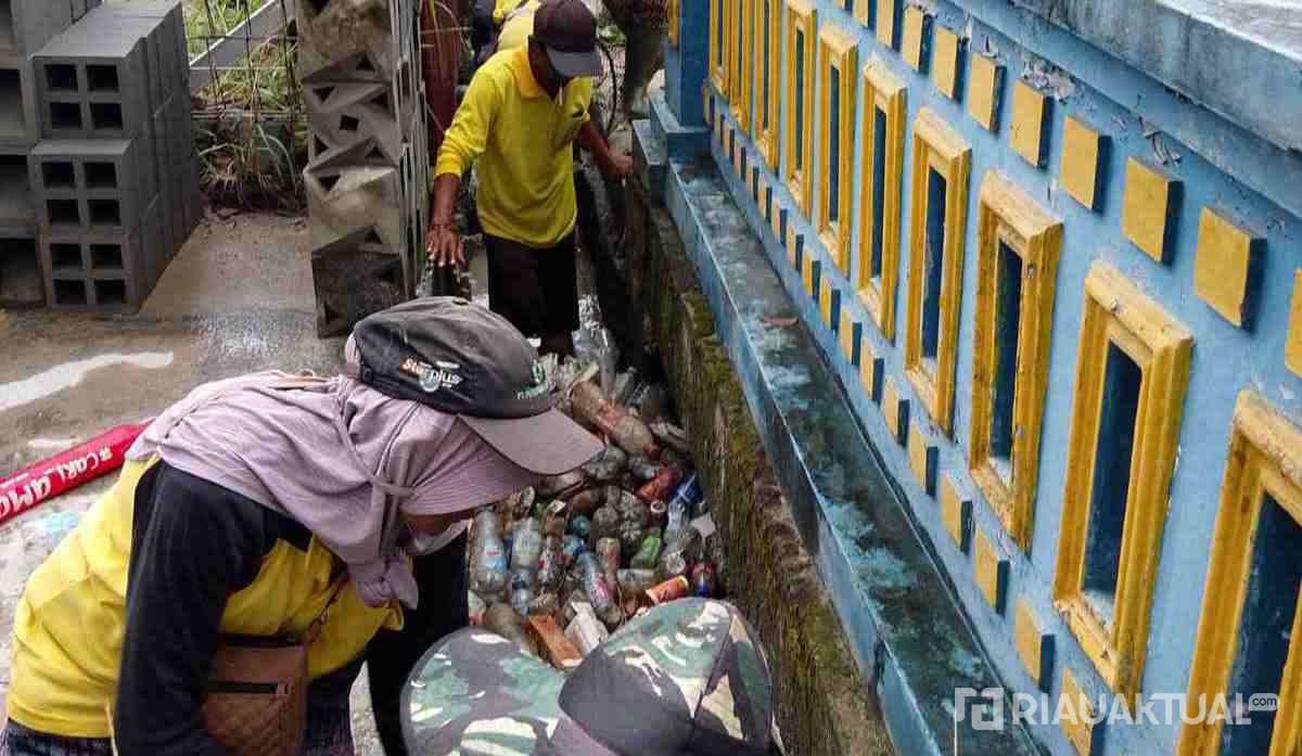 PUPR Pekanbaru Bersihkan Tumpukan Sampah di Drainase Jalan Kaswari, Jadi Biang Kerok Banjir