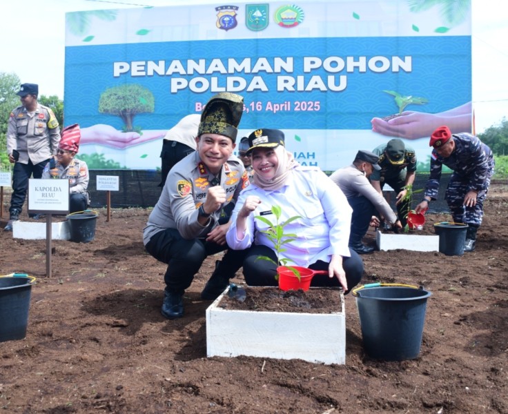 Antisipasi Karhutla, Kapolda Riau dan Bupati Bengkalis Tanam Pohon Geronggang