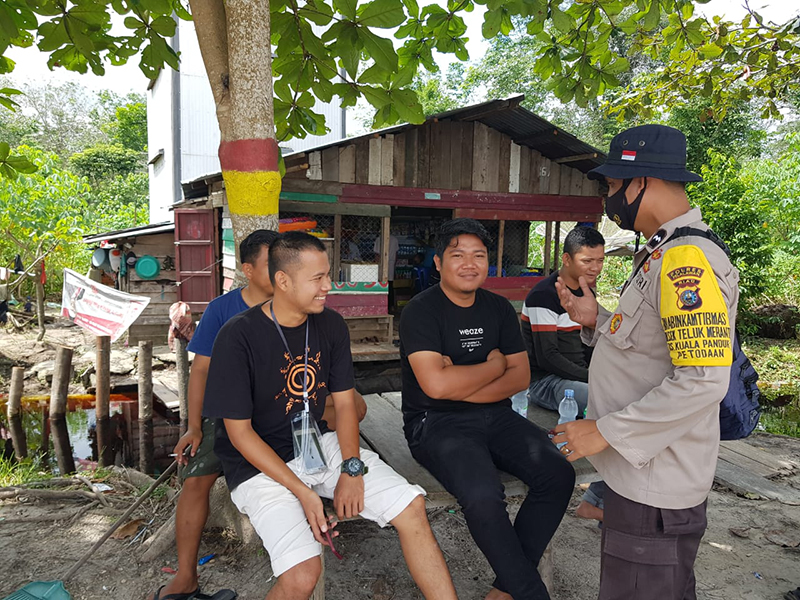 Covid-19 Belum Berakhir, Bhabinkamtibmas Polsek Teluk Meranti Sosialisasikan Adaptasi Kebiasaan Baru 