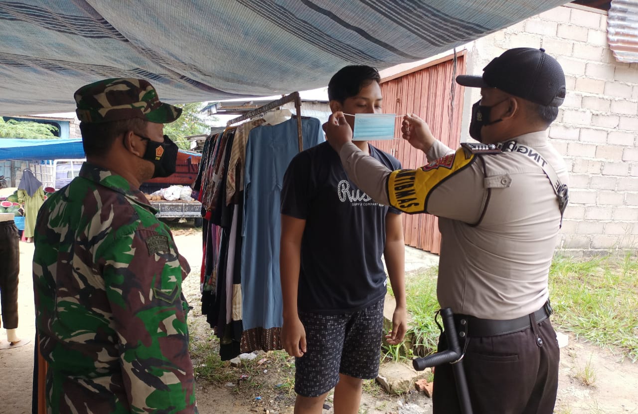Polsek Kerumutan Bagi-bagi Masker Gratis ke Warga di Pasar Tradisional