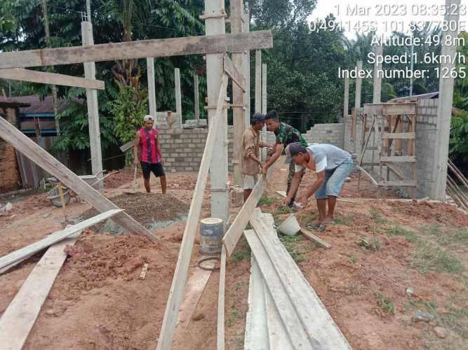 Berbaur Dengan Warga Desa Binaan, Babinsa Koramil 06/Cerenti Kodim 0302/Inhu Gotong Royong Di Desa Tanjung Medan Kampung Pancasila 
