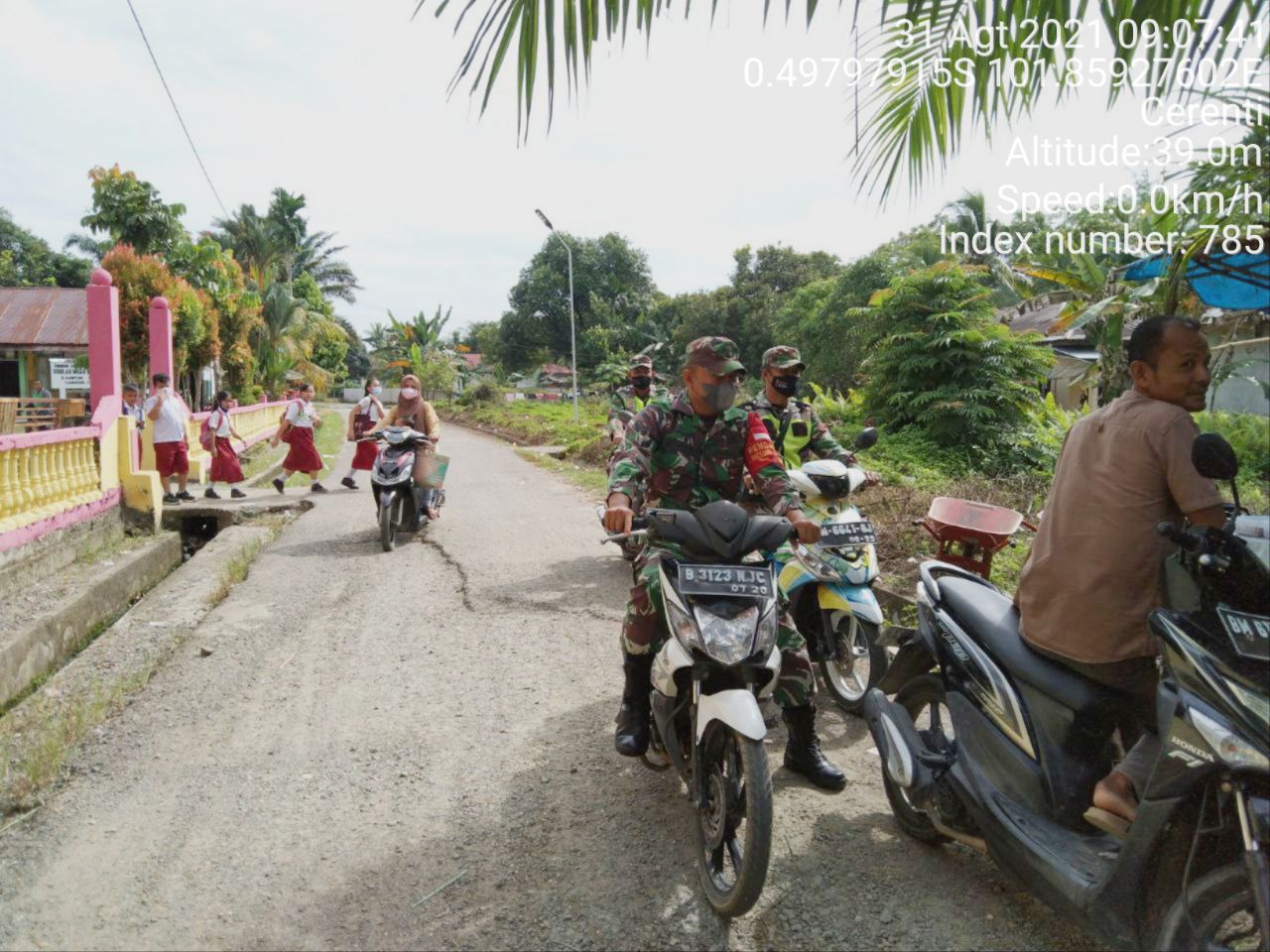 Babinsa Koramil 06/Cerenti Dim 0302/Inhu  Berikan Sosialisasi Serta Himbauan Kepada Warga Agar Patuhi Prokes Covid-19 di Desa Kampung Baru Koto