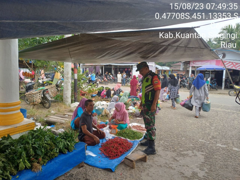 Sertu Efison Babinsa Koramil 06/Cerenti Kodim 0302/Inhu Pantau Perkembangan Harga dn Ketersediaan Bahan Kebutuhan Pokok Di Wilayah Kecamatan Cerenti