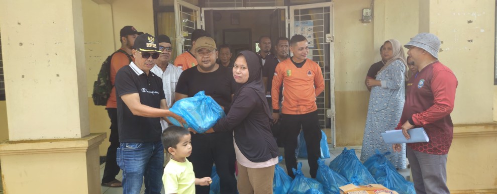 Serahkan Bantuan Bupati;  Warga Muaro Sentajo Apresiasi Gerak Cepat Pemkab Kuansing