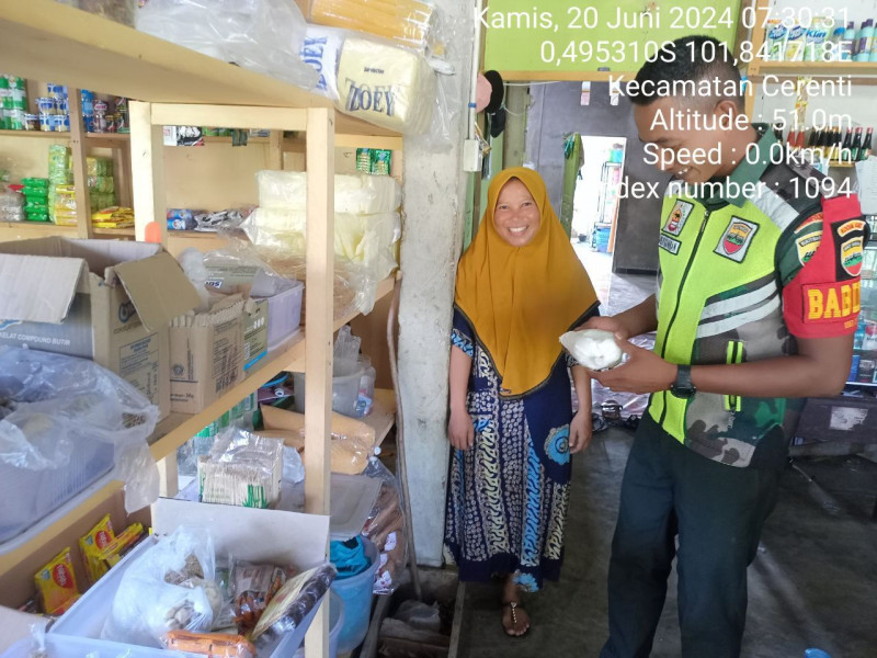 Babinsa Koramil 06/Cerenti Kodim 0302/Inhu Pratu Reki Gunawan Pastikan Harga Pokok Sembako Tetap Stabil Di Desa Kompe Berangin