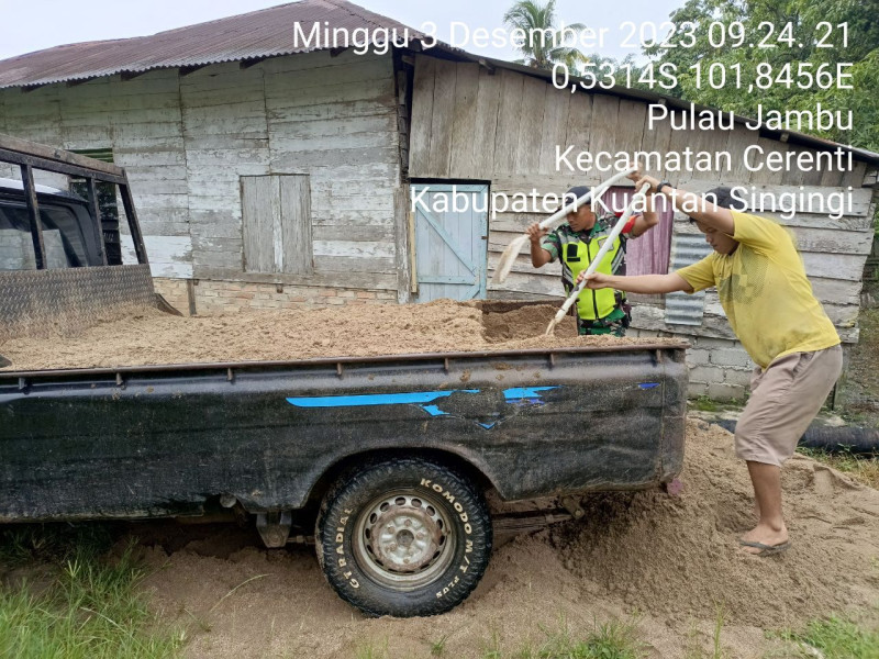 Babinsa Koramil 06/Cerenti  Kodim 0302/Inhu Bantu Warga Membangun Rumah Warga Desa Pulau Jambu Kecamatan Cerenti