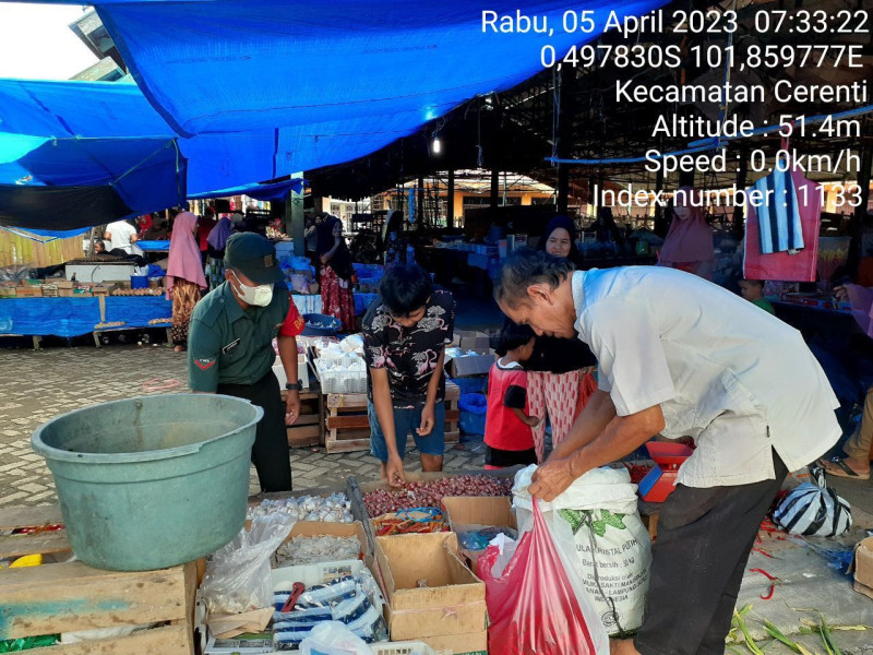 Babinsa Koramil 06/Cerenti Kodim 0302/Inhu Kopda Junedi Pantau Harga Kebutuhan Pokok Di Pasar Kecamatan Cerenti
