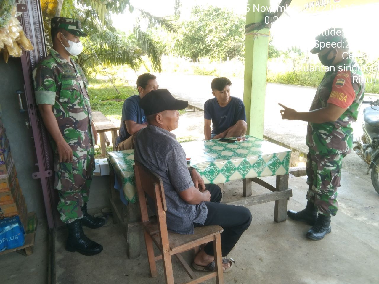 Serda Dumen Siregar Anggota Babinsa Koramil 06/Cerenti Dim 0302/Inhu  Berikan Sosialisasi Serta Himbauan Kepada Warga Agar Tetap Patuhi Prokes Covid-19