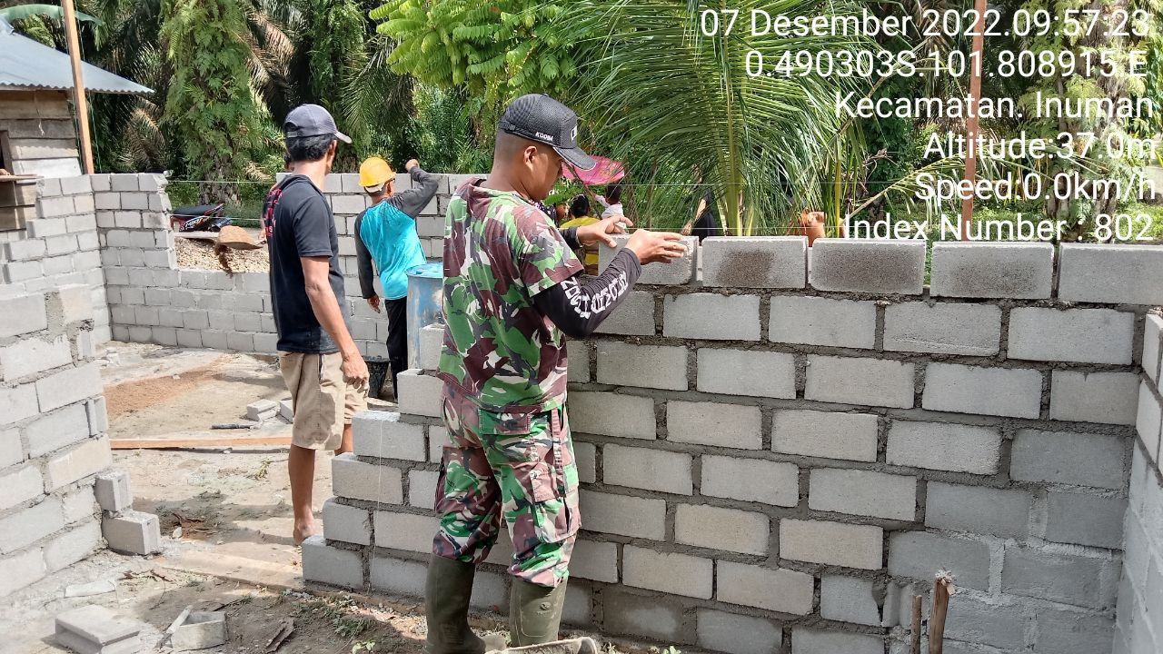 Babinsa Koramil 06/Cerenti Kodim 0302/Inhu Bersama Warga Kerja Bhakti Bedah RTLH di Desa Ketaping Jaya 