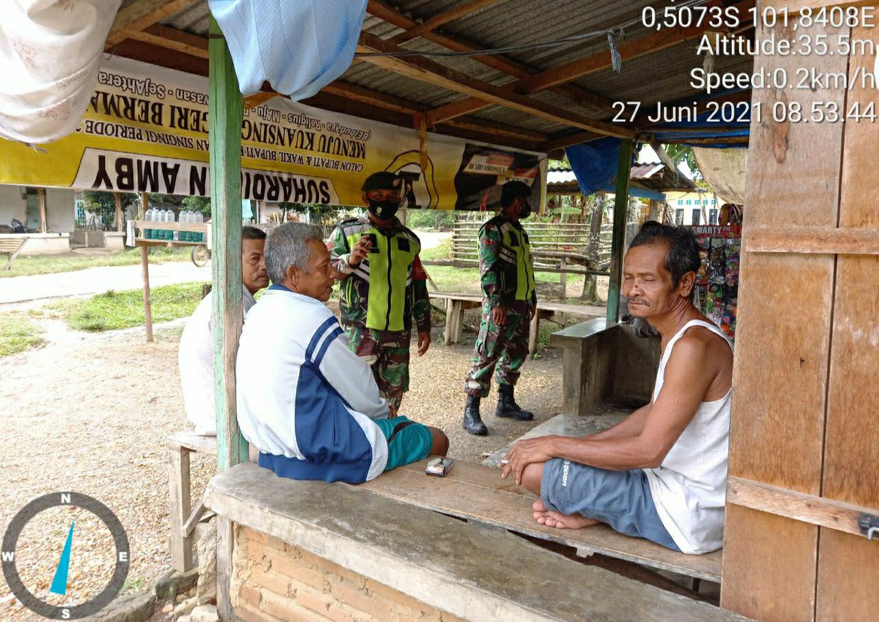 Babinsa Koramil 06/cerenti Berikan Edukasi Pencegahan Covid-19 Di Desa Binaan di Desa Kompe Berangin