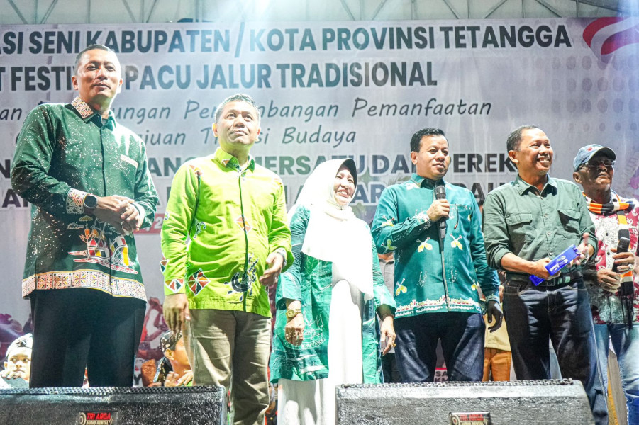 Buka Malam Apresiasi Seni, Suhardiman; Festival Pacu Jalur Tradisional Sebagai Ajang Pemersatu Budaya Antar Daerah