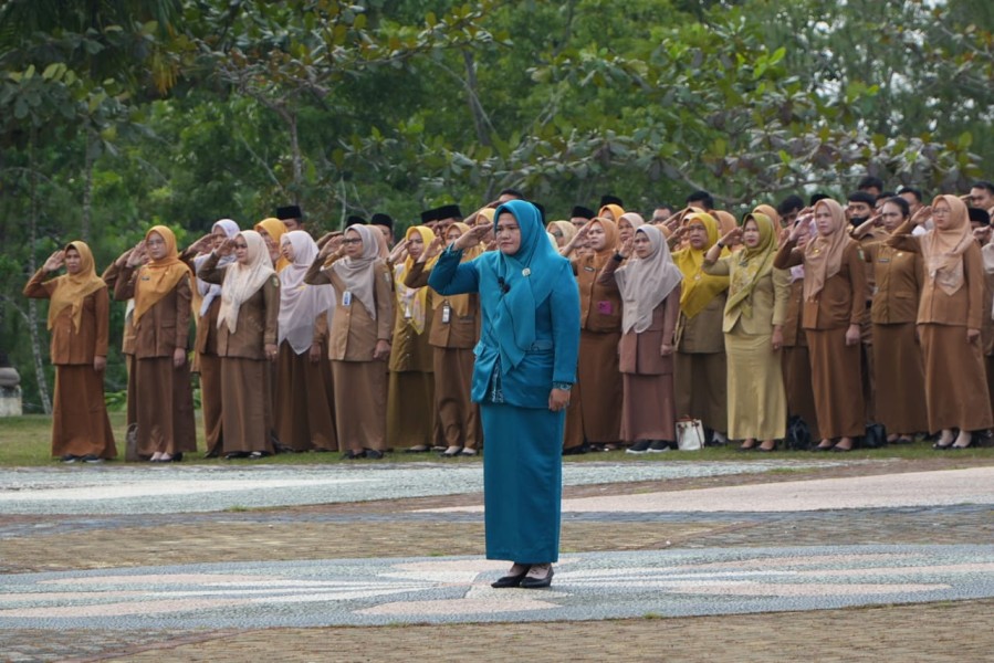 Seluruh Pelaksana Upacara  Perempuan;  Bupati Suhardiman Apresiasi Peran Kaum Ibu