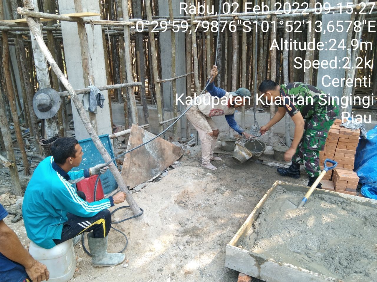 Bangun Keakraban, Babinsa Koramil 06/Cerenti Dim 0302/Inhu Kopda Mohammad Soleh Bantu Pembangunan Masjid Di Koto Peraku