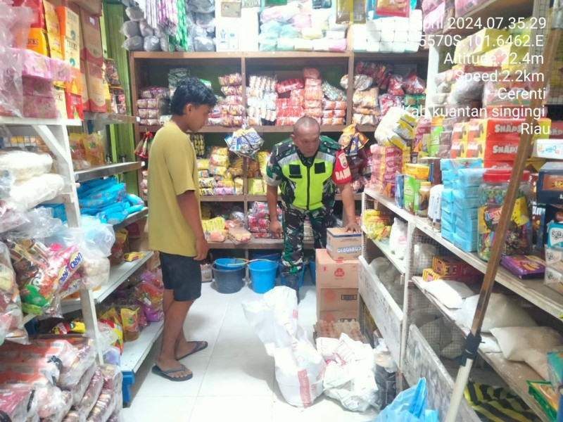 Babinsa Koramil 06/Cerenti Kodim 0302/Inhu  Cek Harga Di Pasar Maupun Di Warung Sembako Di Desa Sikakak 