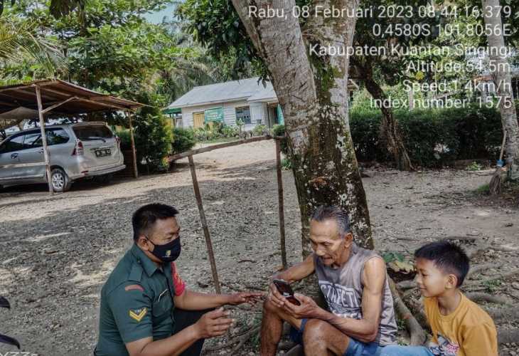 Babinsa Koramil 06/Cerenti Kodim 0302/Inhu Dengan Warga Binaan Memberikan Pengertian Tentang Pentingnya Menjaga Keamanan di Desa Sigaruntang 